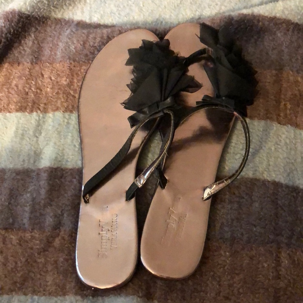 Simply Vera Vera wang black flip flop, size 9.5